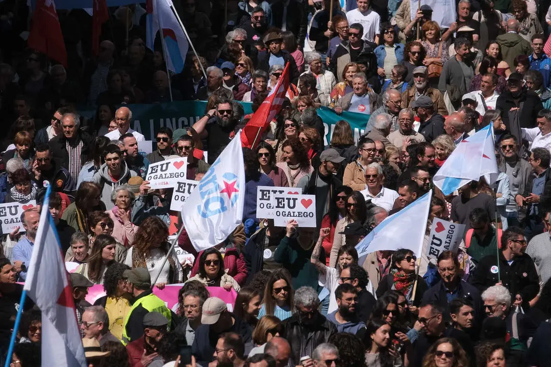 Decenas de personas durante una manifestaci&oacute;n a favor del D&iacute;a das Letras Galegas, a 17 de mayo de 2026, en Santiago de Compostela, A Coru&ntilde;a, Galicia (Espa&ntilde;a).