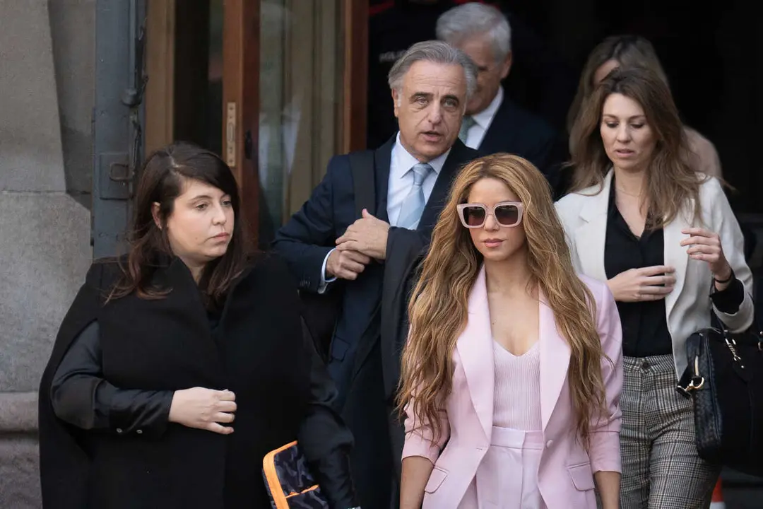 Archivo - La cantante Shakira (c) junto a sus abogados, Pau Molins (2i), Miriam Company (1d), a su salida de la Audiencia Nacional el d&iacute;a que comienza su juicio, a 20 de noviembre de 2023, en Barcelona, Catalunya (Espa&ntilde;a)