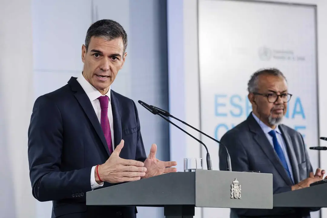 El presidente del Gobierno, Pedro S&aacute;nchez (i), recibe al director general de la Organizaci&oacute;n Mundial de la Salud (OMS), Tedros Adhanom (d), en el Palacio de la Moncloa.