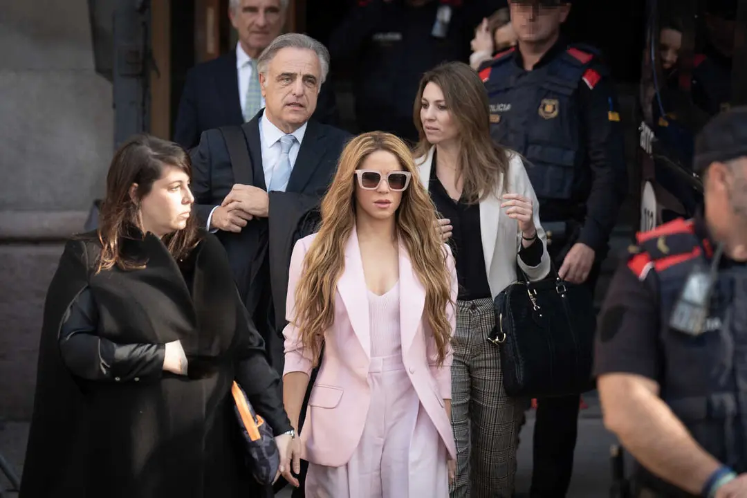 Archivo - La cantante Shakira (c), junto a sus abogados, Pau Molins (3i), Miriam Company (5i), a su salida del juzgado el d&iacute;a que comenz&oacute; su juicio en Barcelona