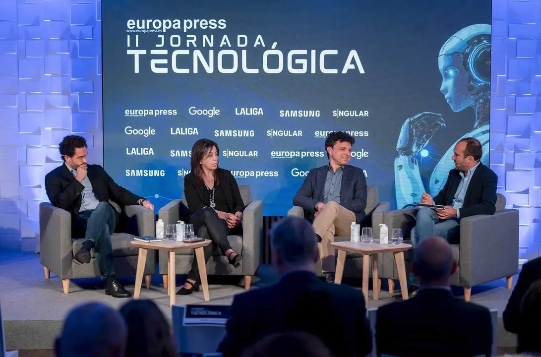 El Government Affairs and Public Policy Manager at Google Spain, Josetxo Soria, del ministerio para la Transformaci&oacute;n Digital, Mar&iacute;a Jes&uacute;s Garc&iacute;a Mart&iacute;n, el Head of Mobile Business Iberia de Samsung David Alonso, y el periodista de EP Sergio Alonso