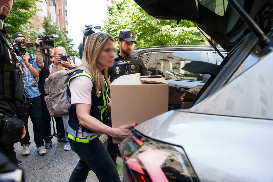 Agentes de la Polic&iacute;a Nacional salen de la oficina de Zapatero en Ferraz, a 19 de mayo de 2026, en Madrid (Espa&ntilde;a). La UDEF ha registrado la oficina del expresidente, as&iacute; como otras oficinas relacionadas con &eacute;l, como la de la empresa de sus hijas