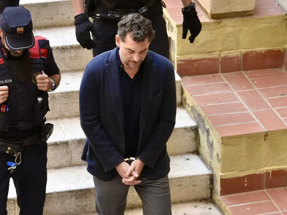Jonathan Andic, el hijo del fundador de Mango, a su salida del Juzgado de Instrucci&oacute;n 5 de Martorell, a 19 de mayo de 2026, en Martorell, Barcelona, Catalunya (Espa&ntilde;a). Los Mossos d'Esquadra han detenido a Jonathan Andic, el hijo del fundador de Mango, Isak Andic, por la muerte de su padre el 14 de diciembre de 2024 tras caer por un barranco en las Cuevas del Salnitre en Collbat&oacute; (Barcelona). Jonathan Andic, que era el &uacute;nico acompa&ntilde;ante el d&iacute;a de la muerte de su padre, est&aacute; siendo investigado por el Juzgado de Instrucci&oacute;n 5 de Martorell (Barcelona).

David Oller / Europa Press
19/5/2026