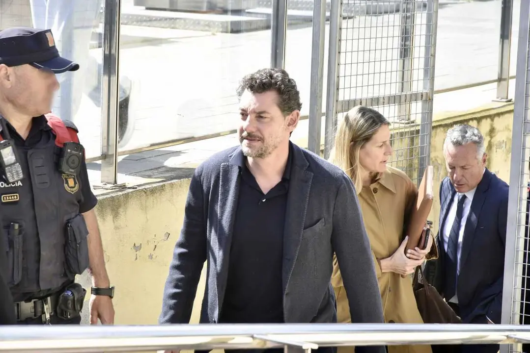 Jonathan Andic, el hijo del fundador de Mango, a su salida del Juzgado de Instrucci&oacute;n 5 de Martorell tras hacer efectivo el pago de un mill&oacute;n de euros de fianza