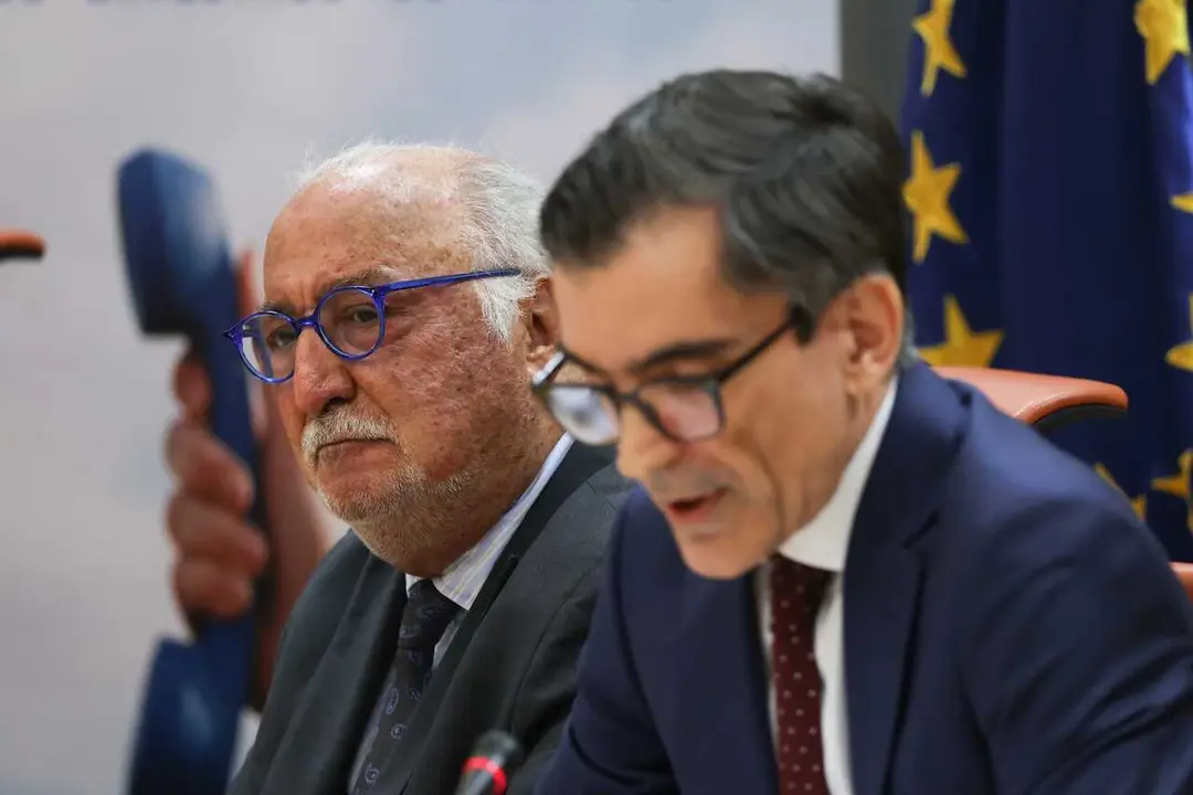 El director de la DGT, Pere Navarro, y el director del Observatorio Nacional de Seguridad Vial, &Aacute;lvaro G&oacute;mez M&eacute;ndez, presenta el tel&eacute;fono 018 de atenci&oacute;n a las v&iacute;ctimas de siniestros viales, en la  Direcci&oacute;n General de Tr&aacute;fico, a 23 de abril de 2026, en M