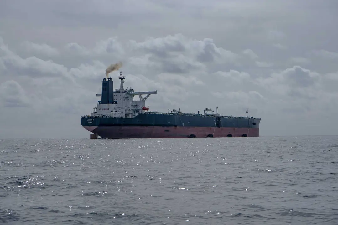 El petrolero ANSHUN II que se encuentra en agus internacionales frente a las costas de Ceuta con las defensas &ldquo;Yokohama&rdquo; Yokohama  preparadas y las tuberias conectadas para recibir otro petrolero y trasegar crudo ruso