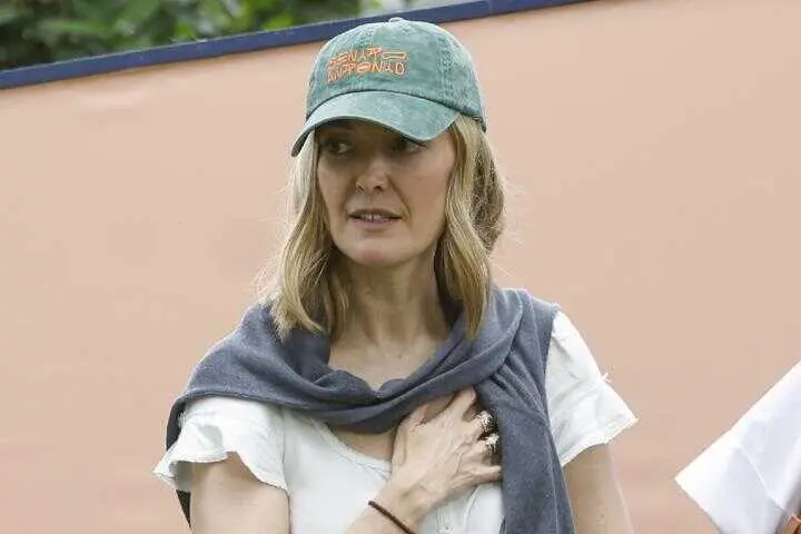 Marta Ortega estrenando una gorra de la coleeci&oacute;n exclusiva de Bad Bunny con Zara