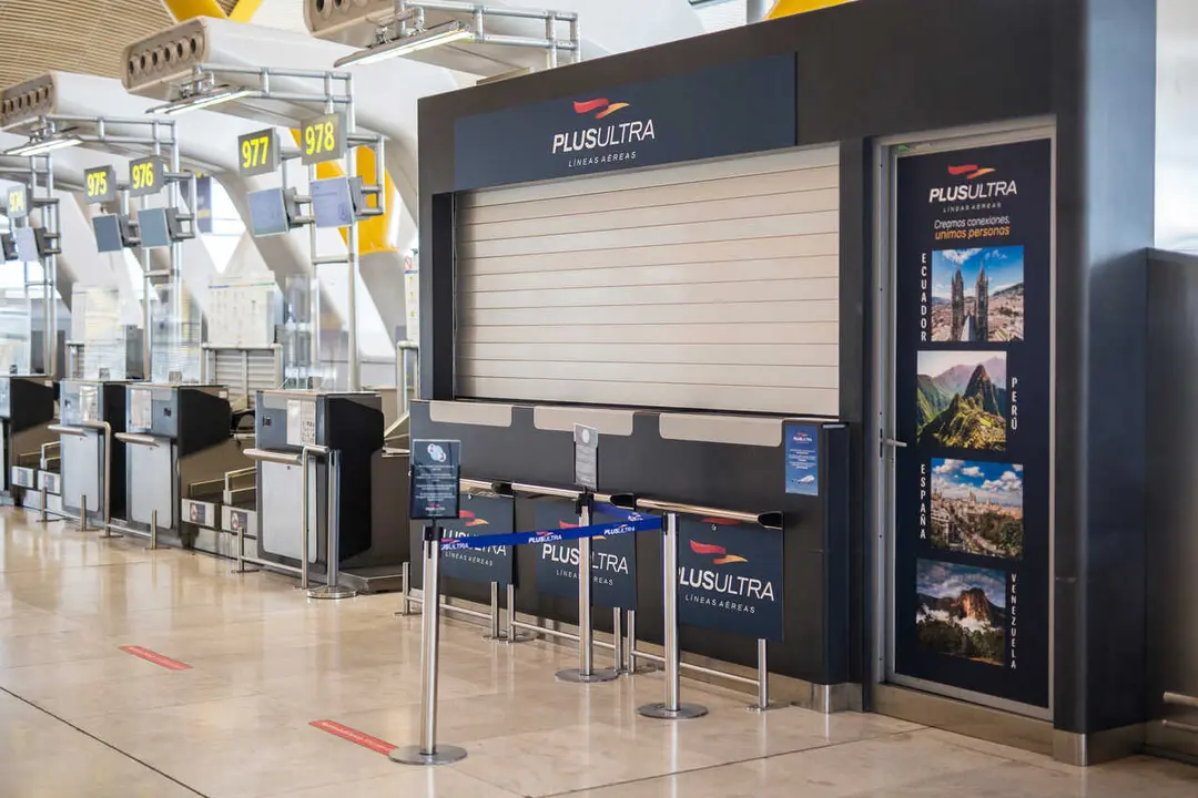 Archivo - Un stand de la aerol&iacute;nea Plus Ultra, en el aeropuerto de Madrid - Barajas Adolfo Su&aacute;rez.