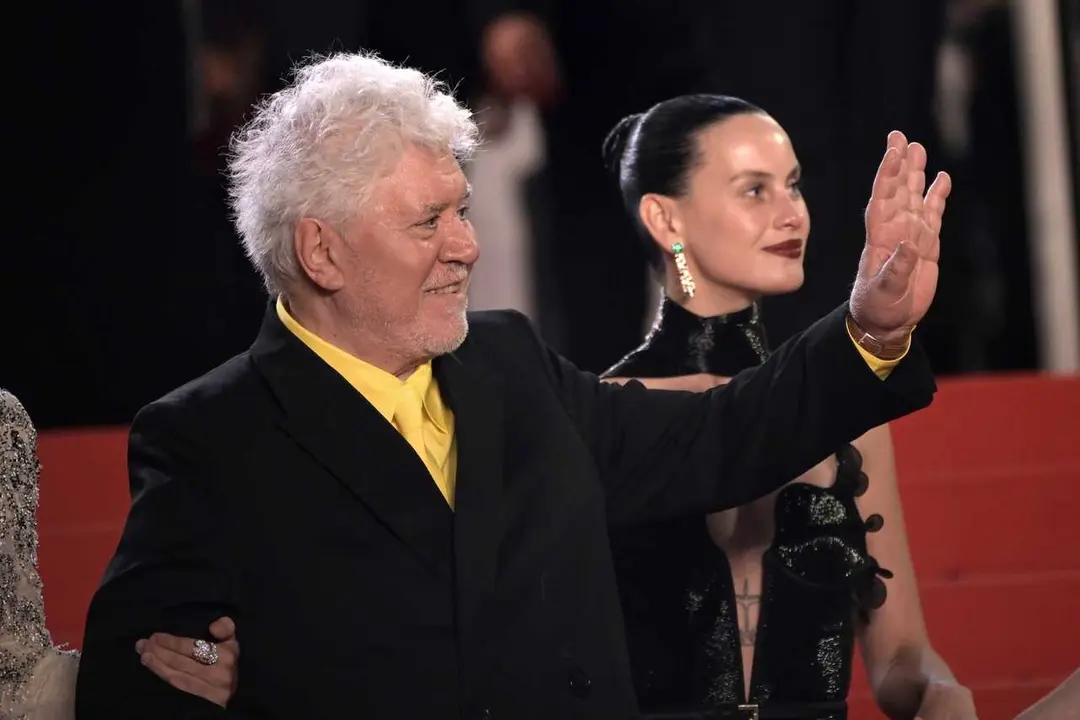 El director Pedro Almod&oacute;var y la actriz Milena Smit durante la presentaci&oacute;n de la pel&iacute;cula &lsquo;Amarga Navidad&rsquo; en el Festival de Cannes 2026, a 19 de mayo de 2026, en Cannes (Francia). Amarga Navidad entrelaza la realidad y la ficci&oacute;n a trav&eacute;s de Ra&uacute;l Dur&aacute;n,