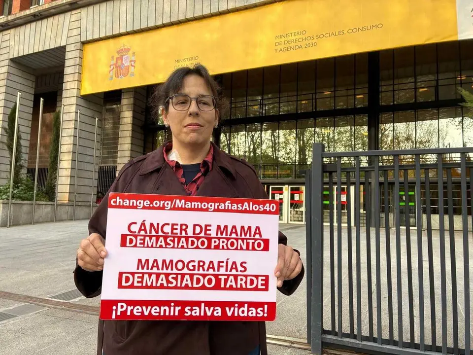 Imagen de Mar&iacute;a Varela en la entrega de firmas.
