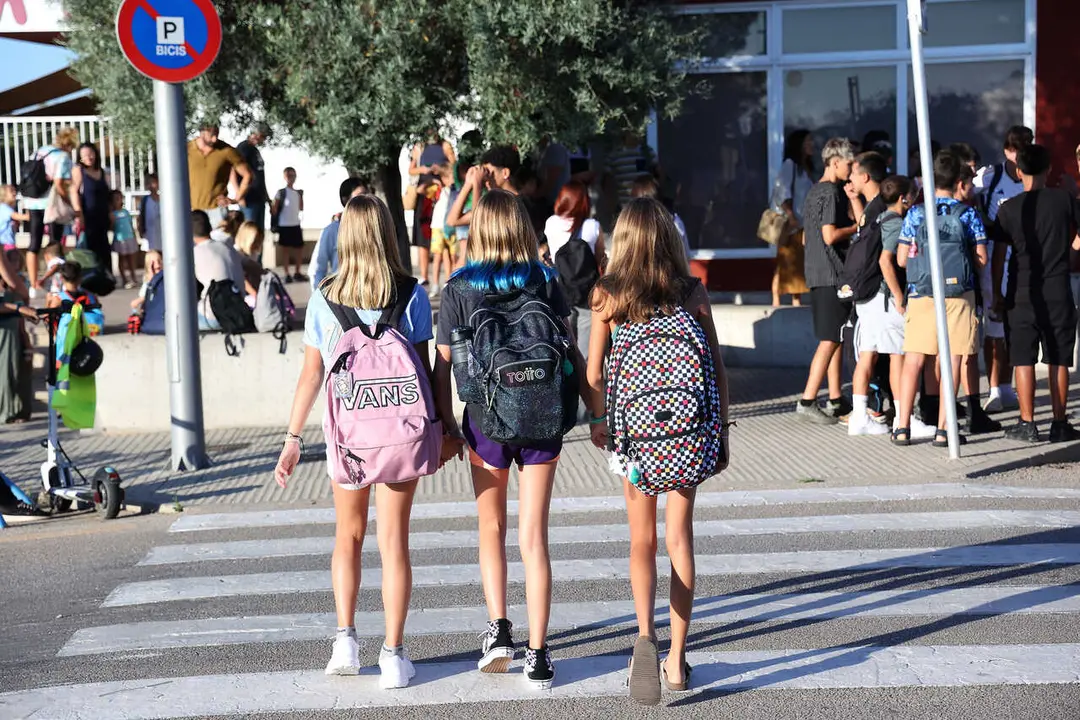 Archivo - Varias ni&ntilde;as el primer d&iacute;a de inicio del curso escolar, en la Escuela Aula Balear, a 11 de septiembre de 2024, en Palma de Mallorca, Mallorca, Baleares (Espa&ntilde;a). 