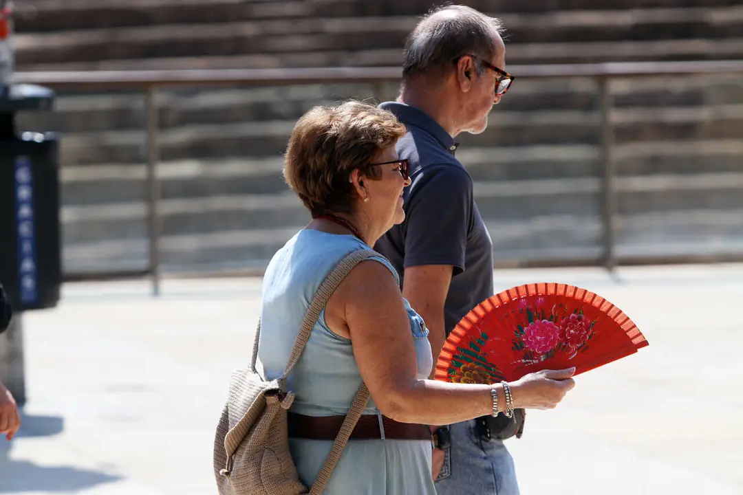 Archivo - Viandantes soportan las altas temperaturas por las calles de M&aacute;laga, A 12 de agosto de 2025 en M&aacute;laga, Andaluc&iacute;a (Espa&ntilde;a). La Agencia Estatal de Meteorolog&iacute;a (Aemet) ha emitido un aviso por altas temperaturas en M&aacute;laga para este martes. La ola d