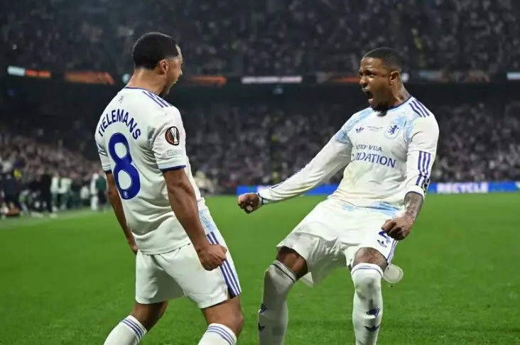 Tielemans celebrando uno de los goles al Friburgo