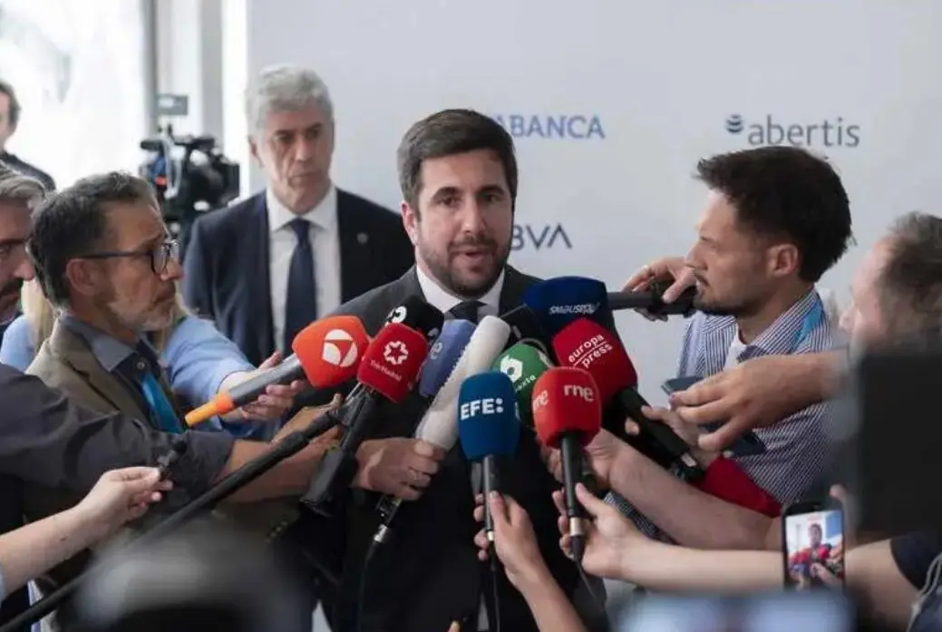 Enrique Riquelme ante los medios