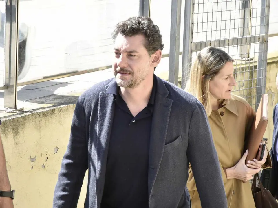 Jonathan Andic, el hijo del fundador de Mango, a su salida del Juzgado de Instrucci&oacute;n 5 de Martorell al hacer efectivo el pago de un mill&oacute;n de euros de fianza, a 19 de mayo de 2026, en Martorell, Barcelona, Catalunya (Espa&ntilde;a). Los Mossos d'Esquadra han detenido a Jonathan Andic, el hijo del fundador de Mango, Isak Andic, por la muerte de su padre el 14 de diciembre de 2024 tras caer por un barranco en las Cuevas del Salnitre en Collbat&oacute; (Barcelona). Jonathan Andic, que era el &uacute;nico acompa&ntilde;ante el d&iacute;a de la muerte de su padre, est&aacute; siendo investigado por el Juzgado de Instrucci&oacute;n 5 de Martorell (Barcelona).

David Oller / Europa Press
19/5/2026