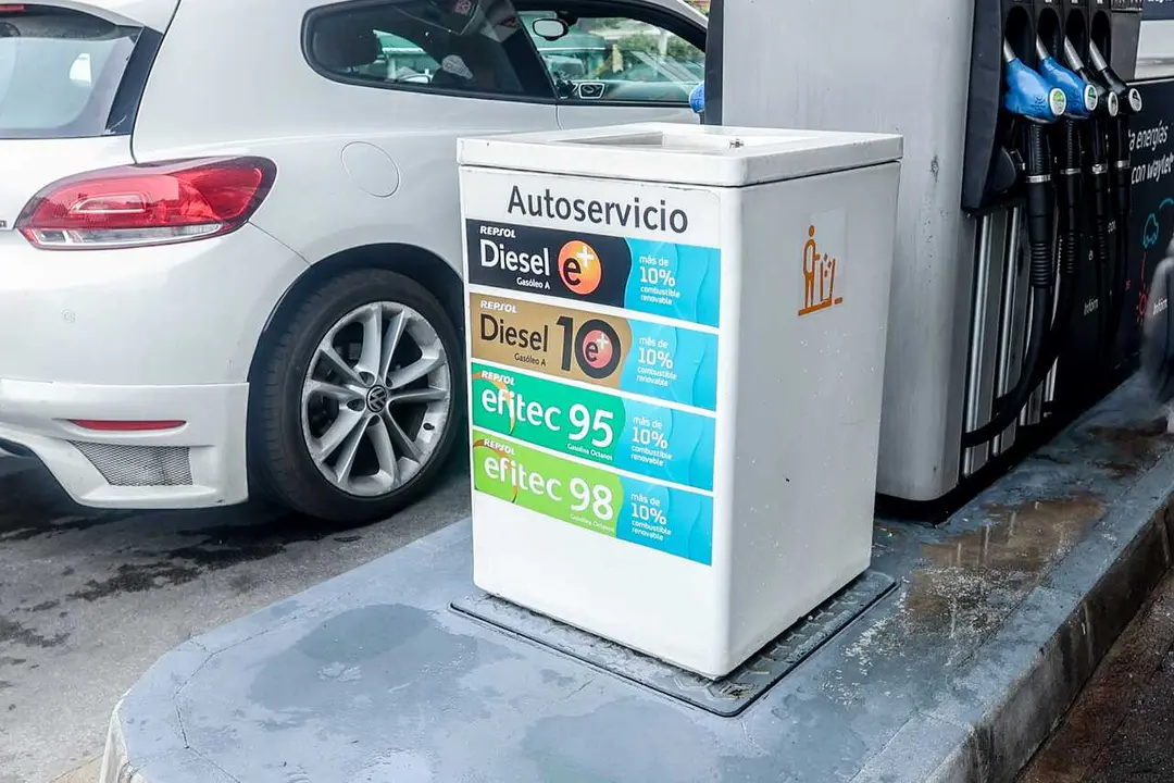 Archivo - Un coche repostando en una gasolinera