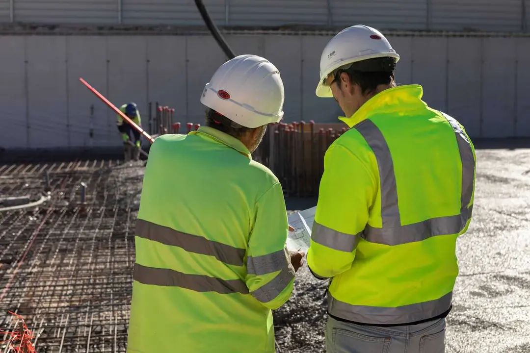 Profesionales del sector de la construcci&oacute;n en obra.