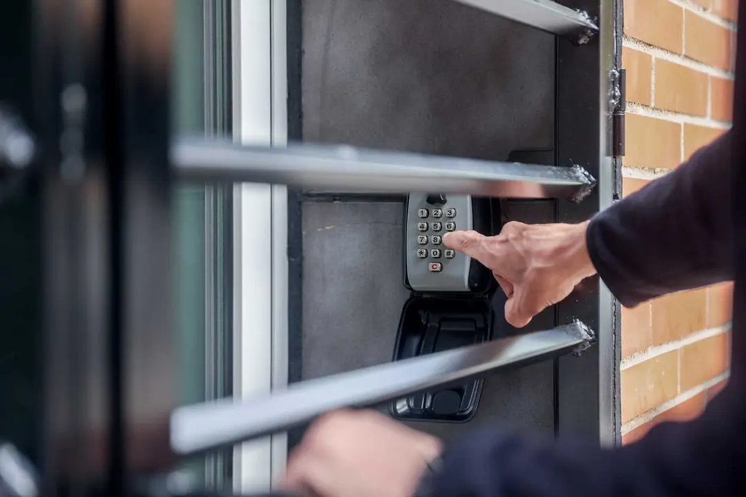 Archivo - Caja de seguridad de un piso tur&iacute;stico, a 20 de mayo de 2024, en Madrid (Espa&ntilde;a). 