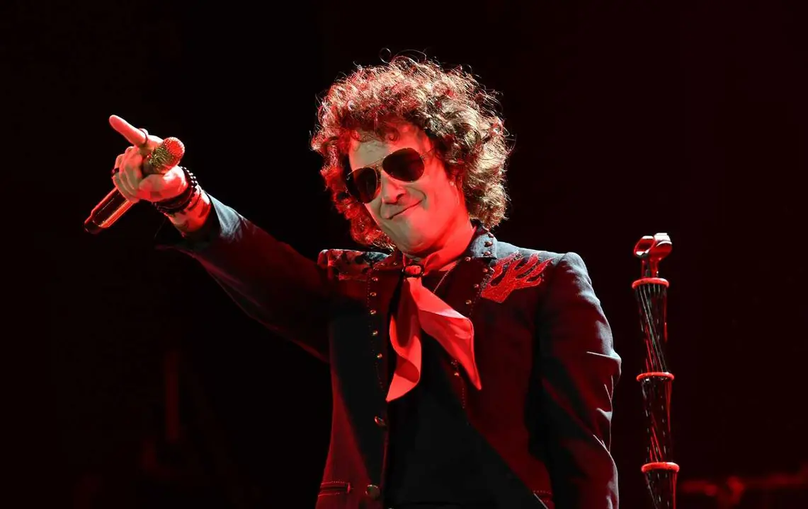 Archivo - El cantante Enrique Bunbury durante un concierto en el estadio de la Romareda, a 6 de julio de 2024, en Zaragoza, Arag&oacute;n (Espa&ntilde;a). Enrique Bunbury es un cantante y compositor, reconocido por haber sido el l&iacute;der de la banda H&eacute;roes del Silencio. E