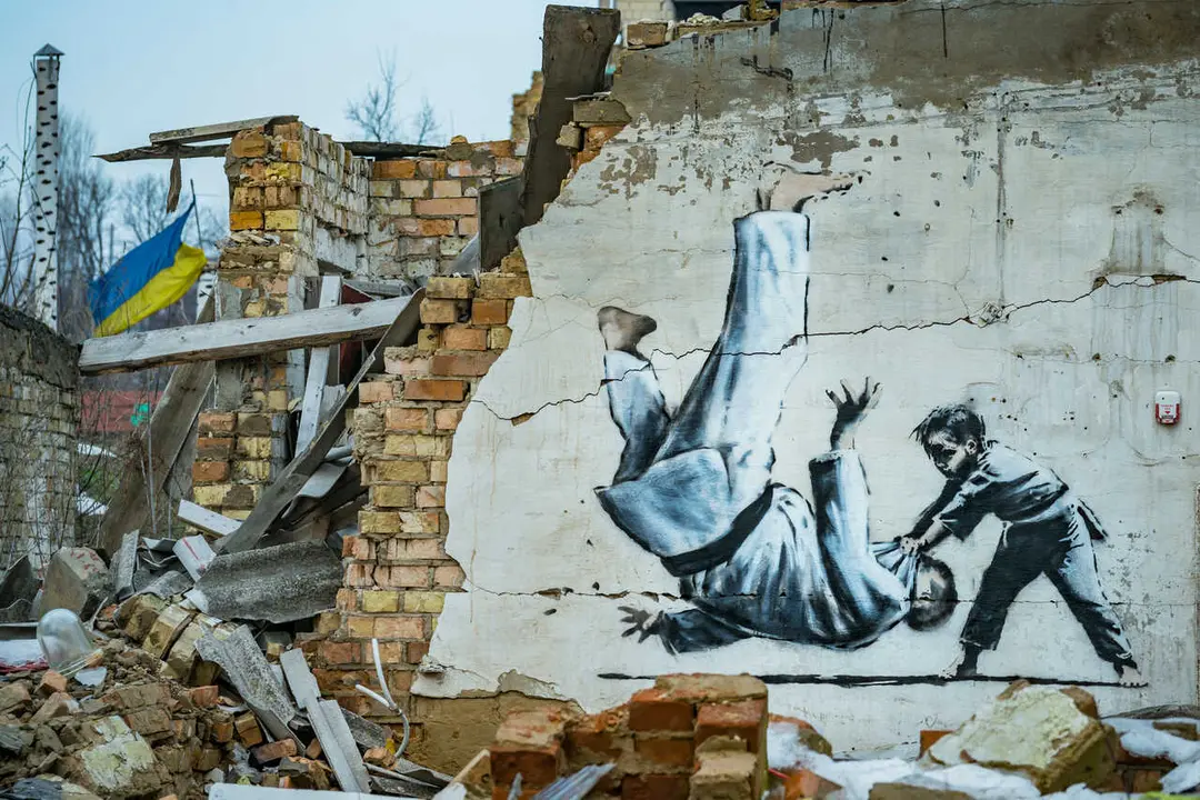 Archivo - 23 December 2022, Ukraine, Borodianka: Banksy graffiti can be seen on a destroyed wall. Destruction is still visible after many months of the Russian occupation of the city. Photo: Celestino Arce Lavin/ZUMA Press Wire/dpa