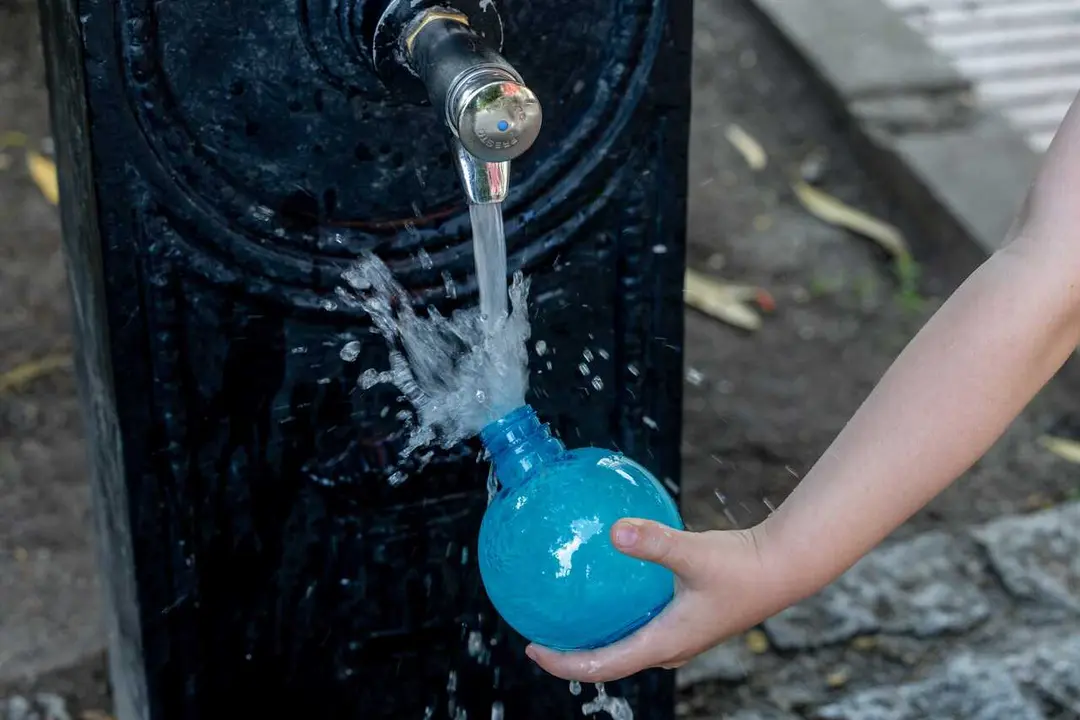 Archivo - Una persona llena un bote de agua en una fuente, en Madrid (Espa&ntilde;a). 
