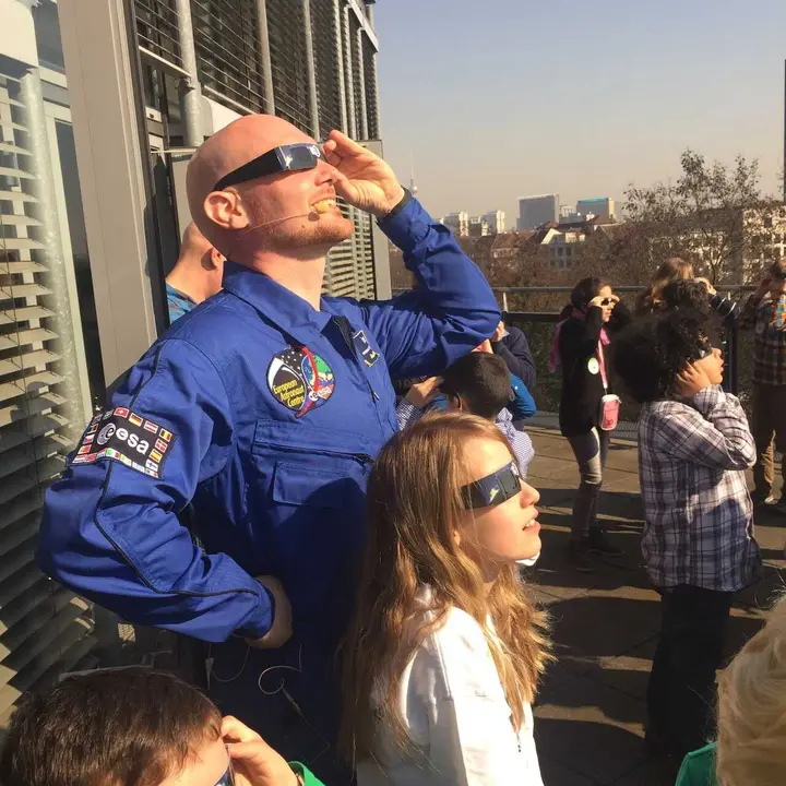 El astronauta Alexander Gerst viendo un eclipse solar