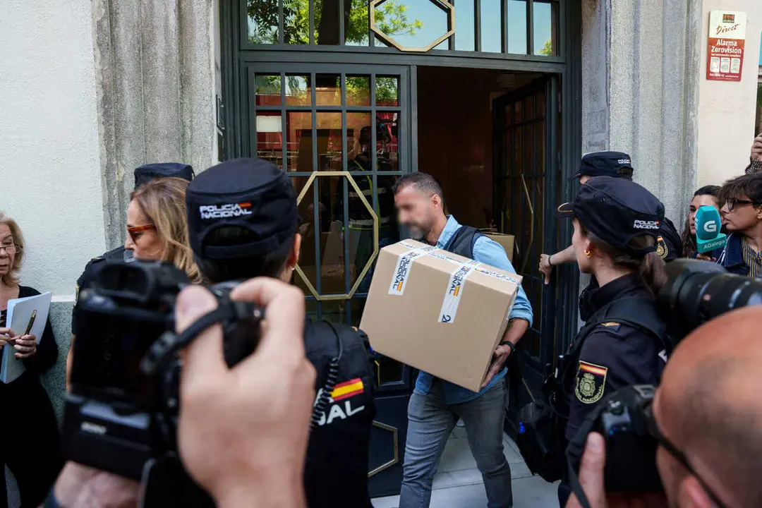 Agentes de la Polic&iacute;a Nacional salen de la oficina del expresidente del Gobierno Jos&eacute; Luis Rodr&iacute;guez Zapatero en Ferraz