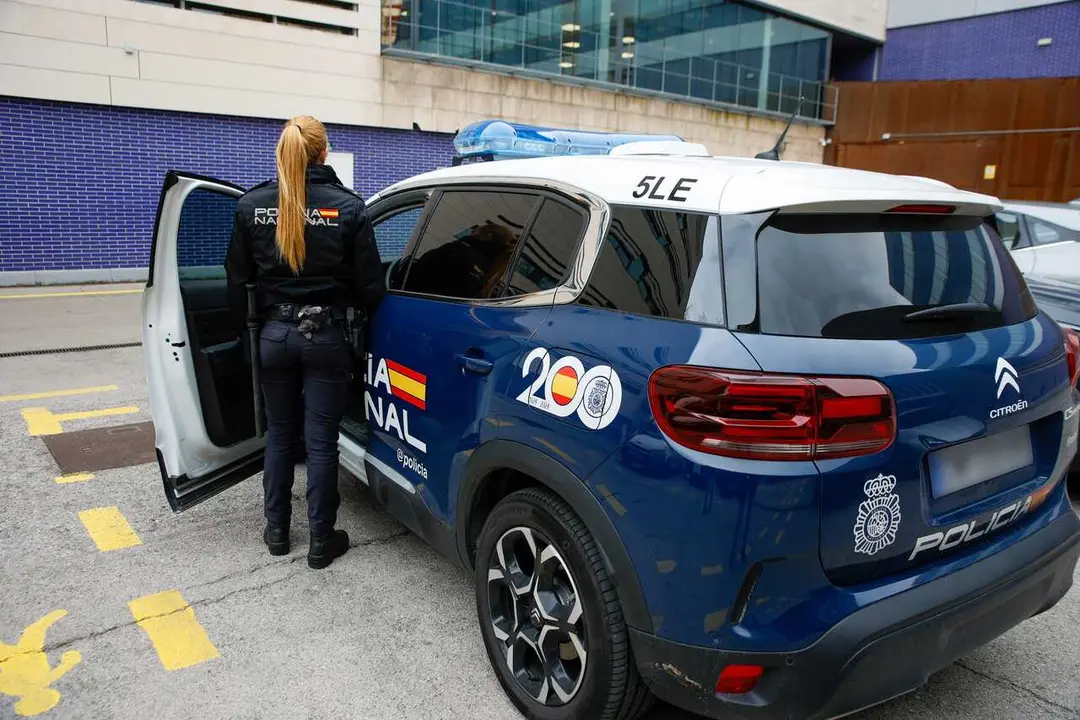 Archivo - Agente entrando a un veh&iacute;culo de la Polic&iacute;a Nacional en Barcelona