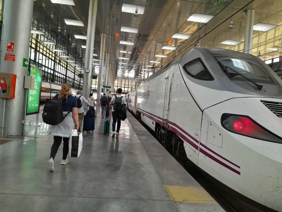 Un tren Alvia en la estaci&oacute;n de C&aacute;diz