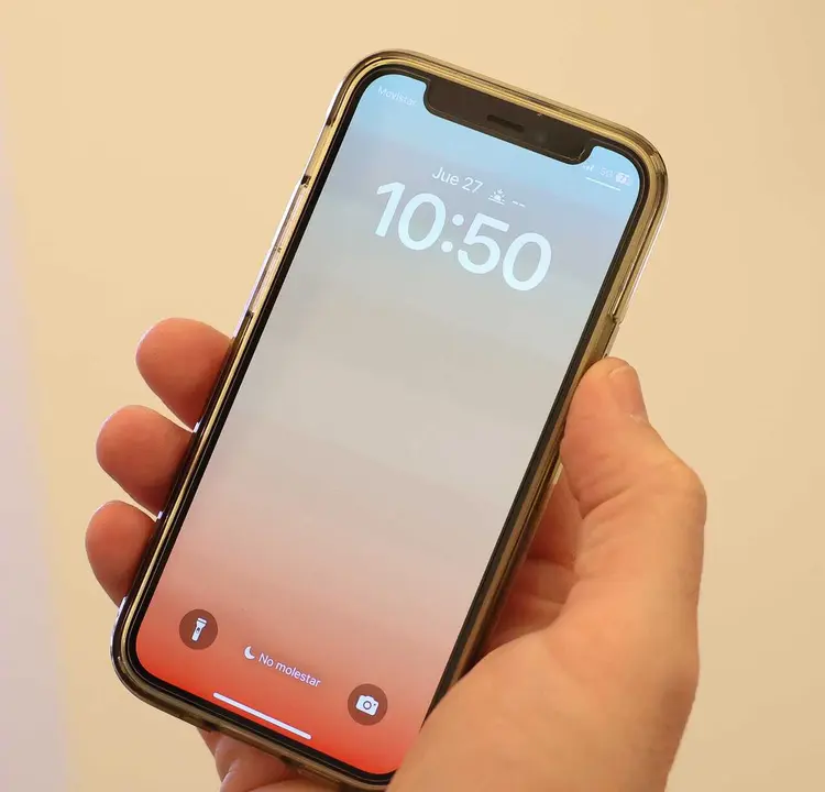 Archivo - Un hombre mira la hora en el m&oacute;vil, a 27 de marzo de 2025, en Madrid (Espa&ntilde;a). El cambio de hora es una pr&aacute;ctica establecida en la mayor&iacute;a de los pa&iacute;ses europeos con el objetivo de aprovechar mejor la luz solar y reducir el consumo energ&eacute;tico. S