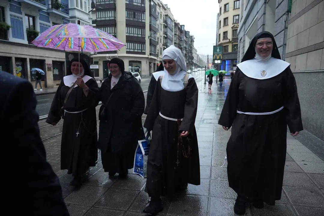 Las exmonjas de Belorado a su llegada al Juzgado de Instrucci&oacute;n n&uacute;mero 5, a 4 de mayo de 2026, en Bilbao,Bizkaia