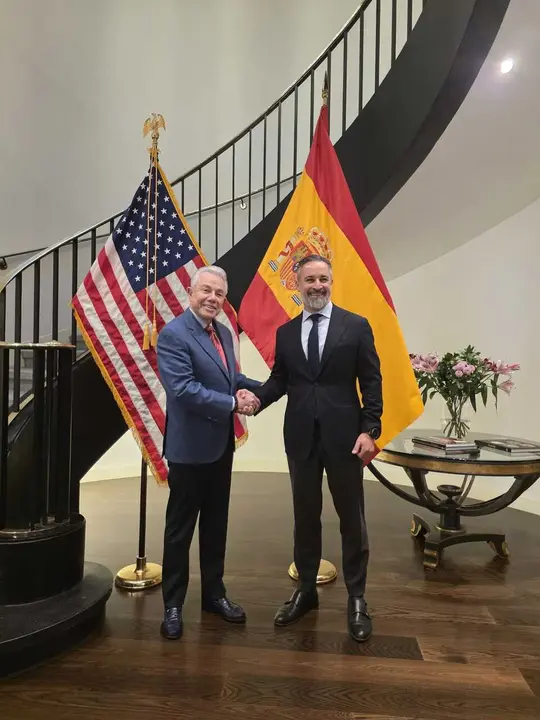 El l&iacute;der de Vox, Santiago Abascal, se re&uacute;ne con el embajador de Estados Unidos en Espa&ntilde;a, Benjam&iacute;n Le&oacute;n Jr.