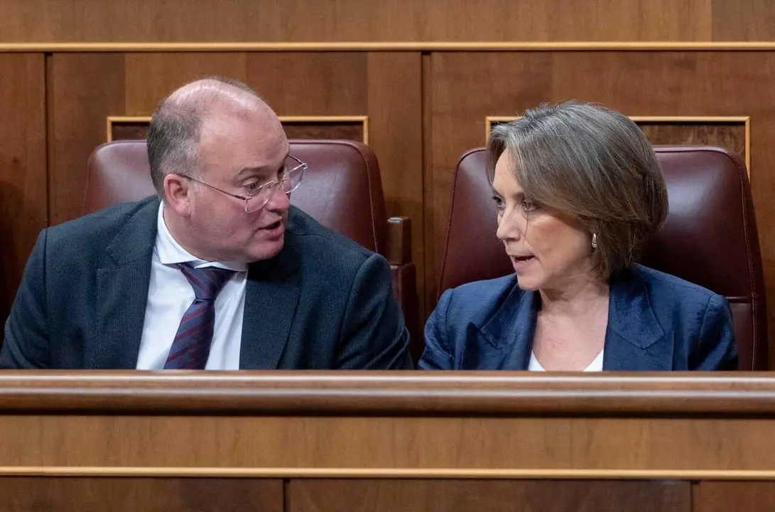 Archivo - El secretario general del PP, Miguel Tellado, y la vicesecretaria de Regeneraci&oacute;n Institucional del PP, Cuca Gamarra, durante una sesi&oacute;n plenaria.