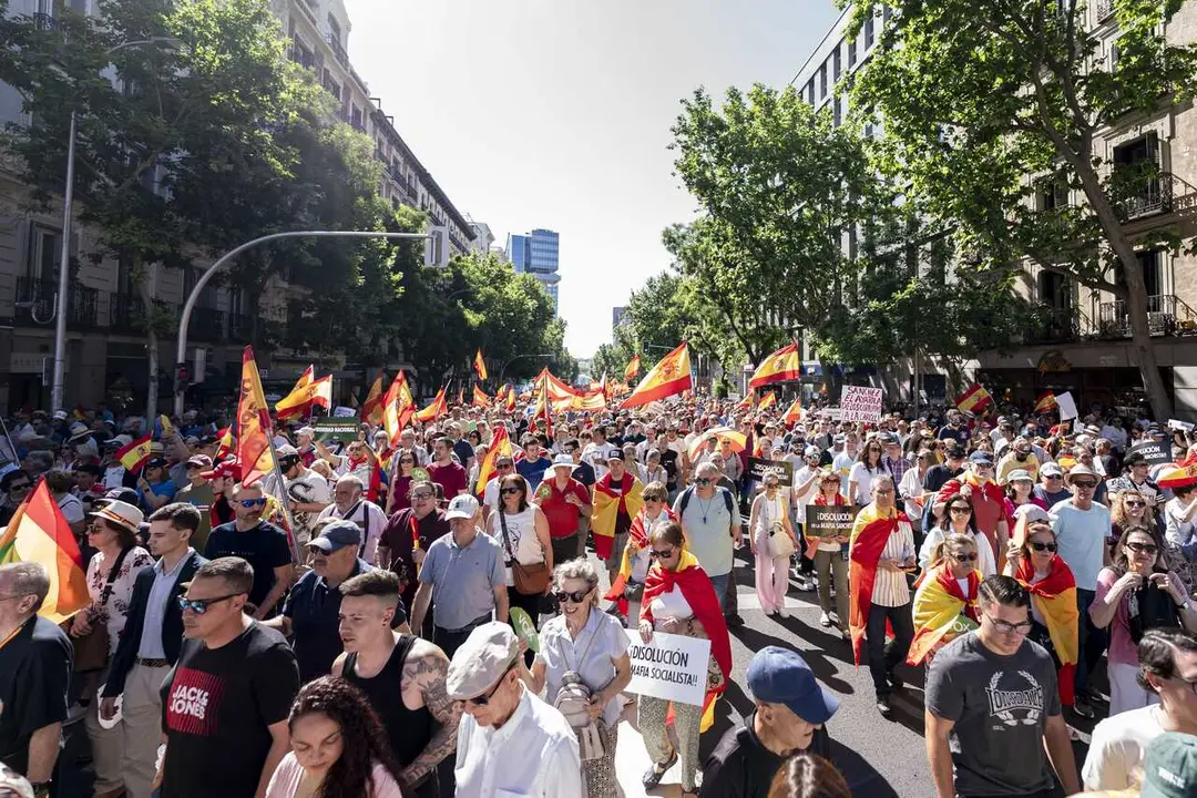 Numerosas personas marchan durante  una manifestaci&oacute;n para exigir la dimisi&oacute;n del presidente del Gobierno, Pedro S&aacute;nchez, a 23 de mayo de 2026, en Madrid (Espa&ntilde;a)
