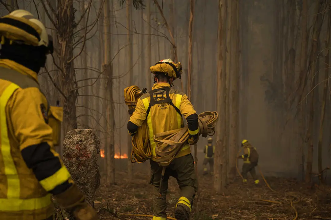 Archivo - Bomberos trabajan en la extinci&oacute;n del incendio forestal en el monte Galleiro, a 6 de abril de 2026, en Ribadetea, Ponteareas, Pontevedra, Galicia (Espa&ntilde;a).
