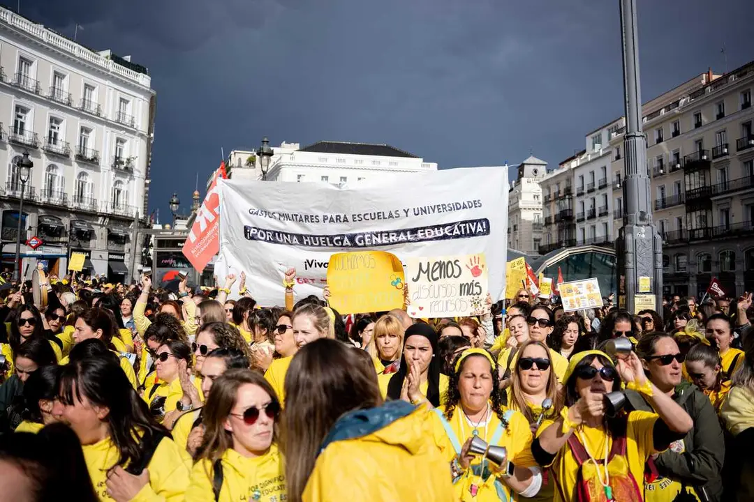 Educadoras infantiles manifest&aacute;ndose en la Puerta del Sol.