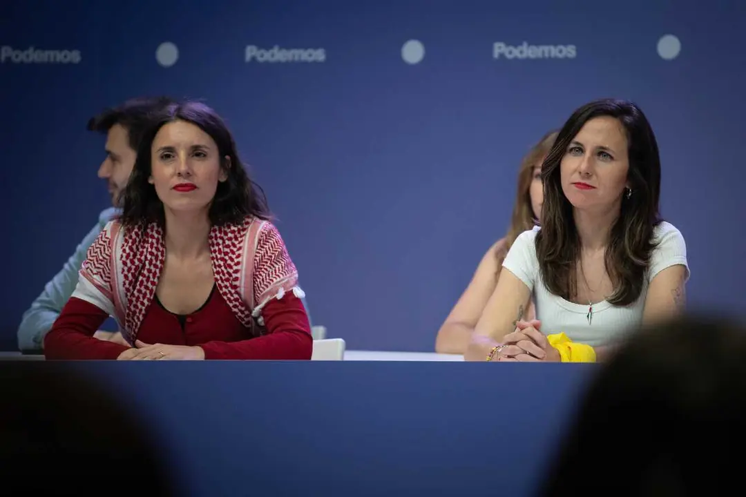 La secretaria general de Podemos, Ione Belarra (d), y la secretaria pol&iacute;tica de Podemos y eurodiputada, Irene Montero (i).