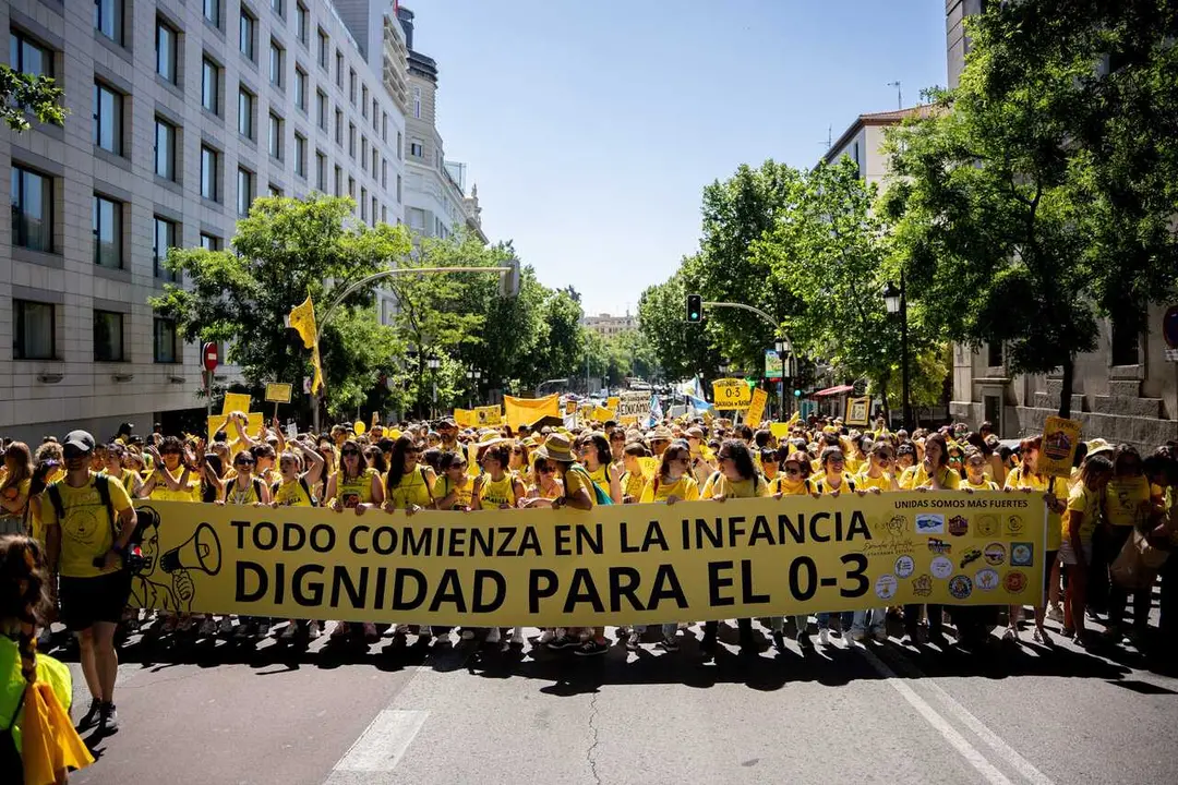 Manifestantes portan pancarta con lema  'Todo comienza en la infancia. Dignidad para el 0-3' durante una manifestaci&oacute;n de docentes de educaci&oacute;n infantil (0-3)