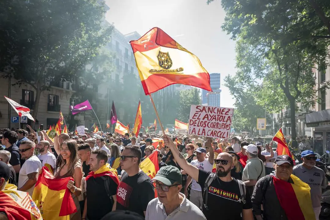 Manifestaci&oacute;n para exigir la dimisi&oacute;n del presidente del Gobierno, Pedro S&aacute;nchez, a 23 de mayo de 2026, en Madrid (Espa&ntilde;a). 