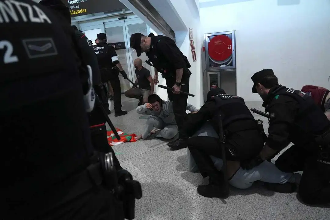 Incidentes a la llegada de miembros de la flotilla en el aeropuerto