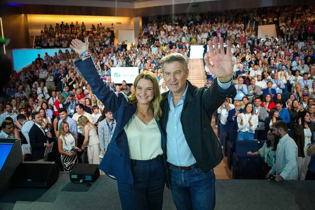 El l&iacute;der del PP, Alberto N&uacute;&ntilde;&eacute;z Feij&oacute;o, interviene en el congreso del PP de Baleares junto a su presidenta, Marga Prohens.