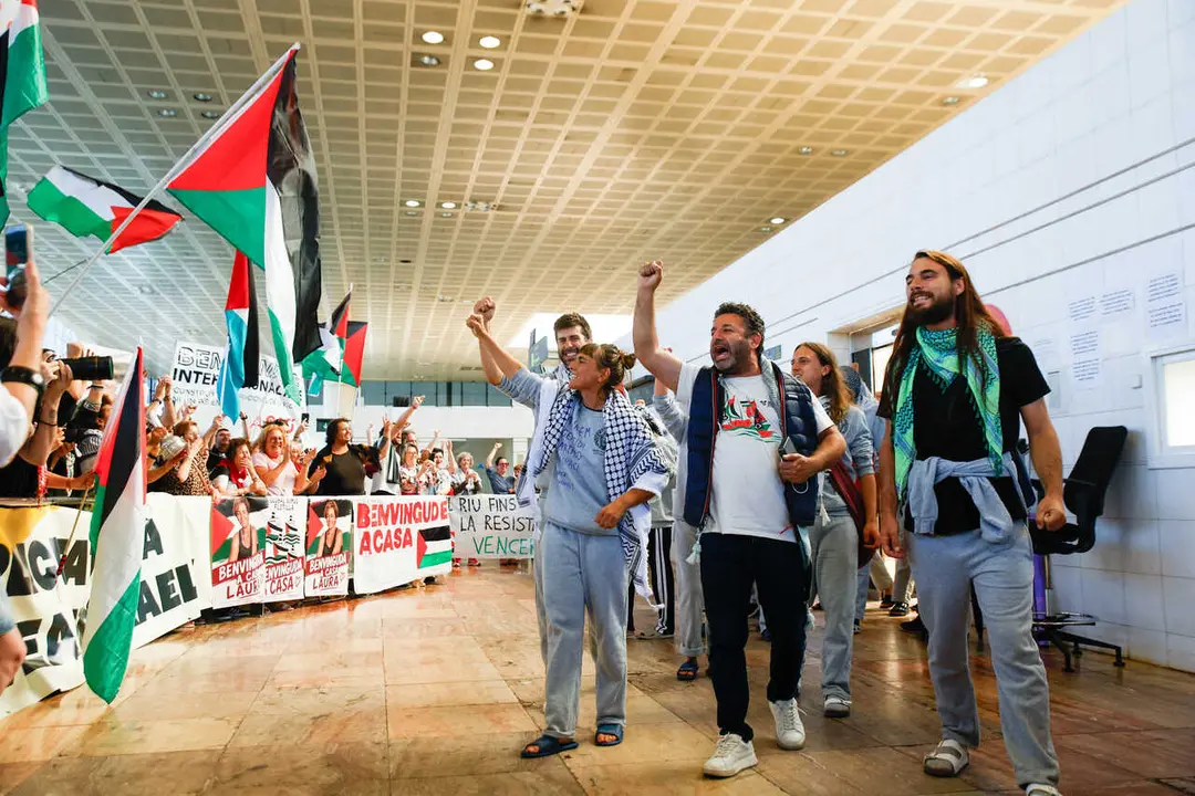 Los activistas Saif Abukeshek (c) y la secretaria de delegaciones de IAC y participante de la Flotilla, Ariadna Masmitj&agrave;, 'Masmi' (i), a su llegada al aeropuerto de El Prat, a 23 de mayo de 2026, en Barcelona, Catalunya (Espa&ntilde;a). 
