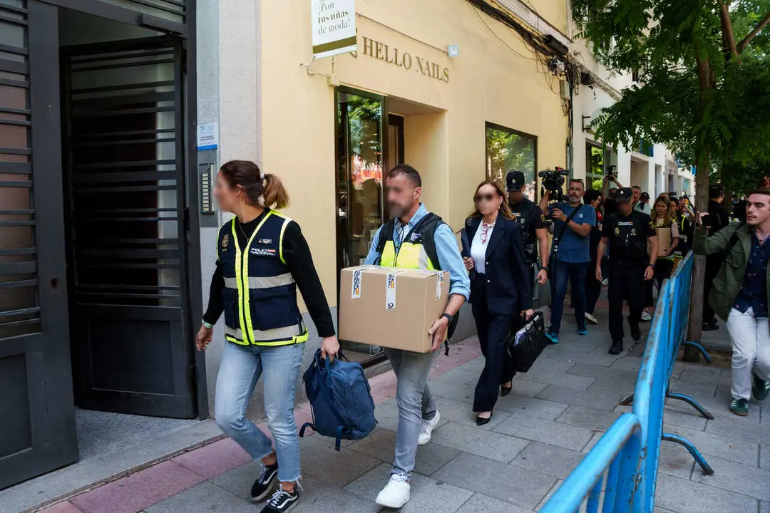 Agentes de la Polic&iacute;a Nacional salen de la oficina del expresidente del Gobierno Jos&eacute; Luis Rodr&iacute;guez Zapatero en Ferraz