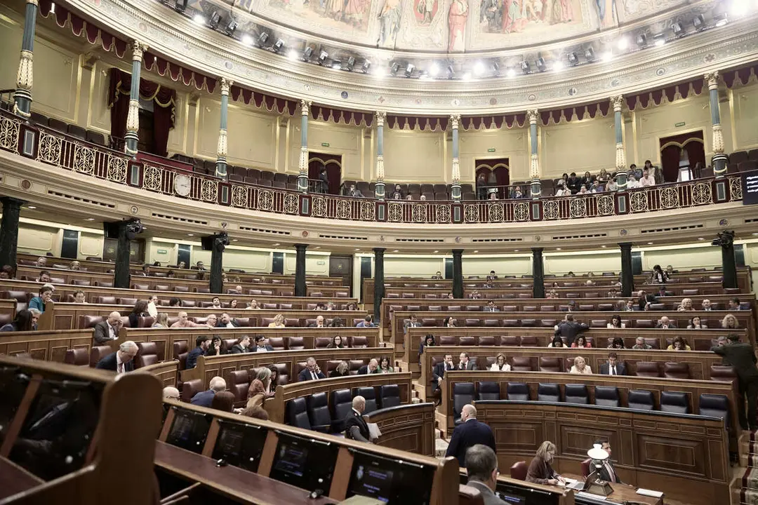 Archivo - Diputados en las bancadas, durante el pleno en el Congreso de los Diputados