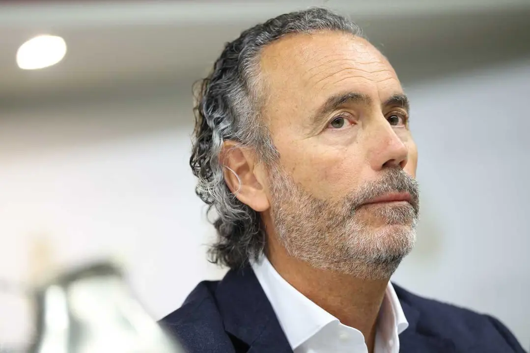 El presidente de la Asociaci&oacute;n V&iacute;ctimas Descarrilamiento Adamuz (AVDA), Mario Samper Pereira, comparece ante la Comisi&oacute;n de Investigaci&oacute;n sobre el estado de la red ferroviaria en Espa&ntilde;a, en el Senado, a 25 de mayo de 2026, en Madrid (Espa&ntilde;a). 