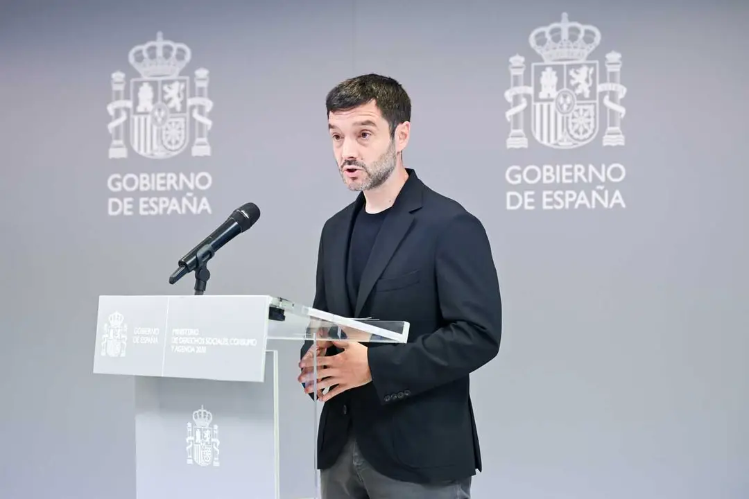 El ministro de Derechos Sociales, Consumo y Agenda 2030, Pablo Bustinduy durante la comparece ante los medios de comunicaci&oacute;n, en la sala de prensa de la cuarta planta del ministerio, a 21 de mayo de 2026, en Madrid (Espa&ntilde;a). La convocatoria institucional