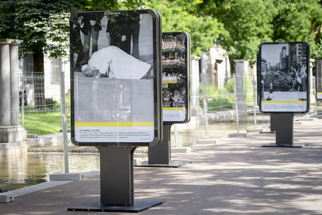El alcalde de Madrid, Jos&eacute; Luis Mart&iacute;nez-Almeida, durante el acto oficial de inauguraci&oacute;n de la muestra al aire libre instalada en el paseo de Recoletos