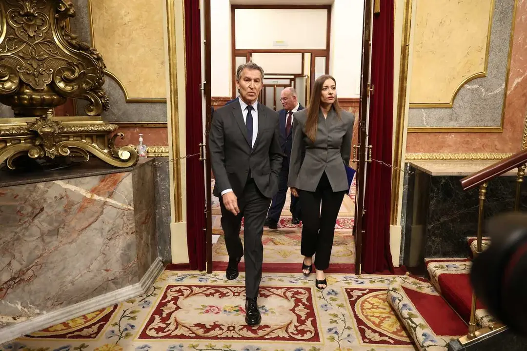 El presidente del PP, Alberto N&uacute;&ntilde;ez Feij&oacute;o, y la portavoz del PP en el Congreso, Ester Mu&ntilde;oz, a su llegada a una sesi&oacute;n plenaria en el Congreso de los Diputados, a 27 de mayo de 2026, en Madrid (Espa&ntilde;a).