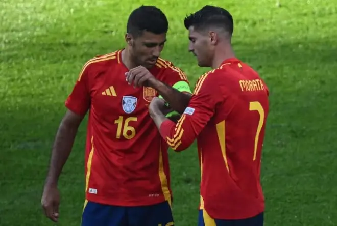 Rodri toma el bracalete de capit&aacute;n de Morata
