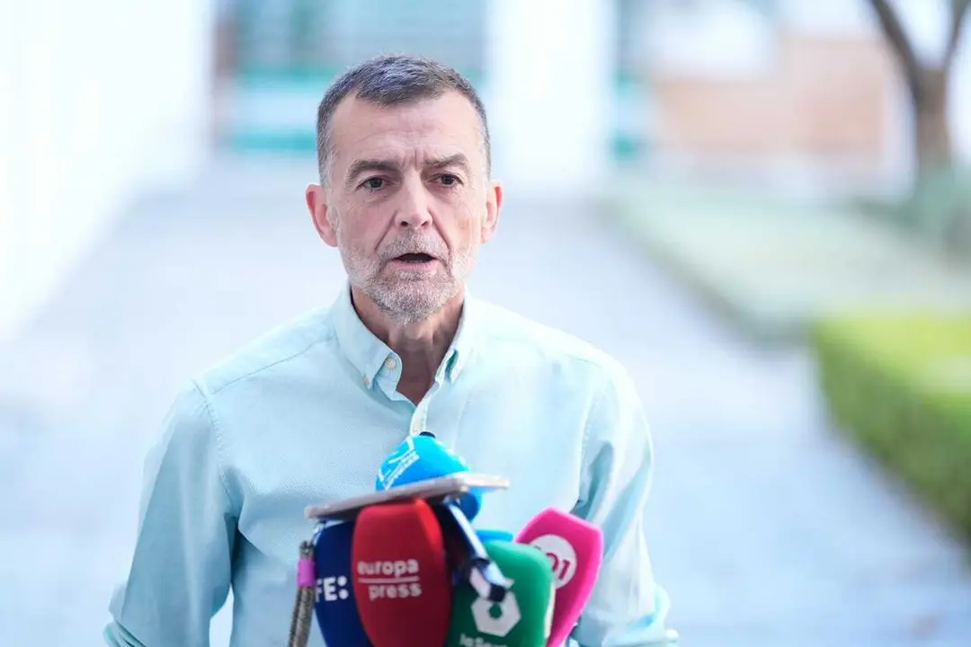 El coordinador federal de IU, Antonio Ma&iacute;llo, atiende a los medios en el Parlamento andaluz.